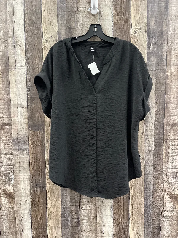 women's tops for those who want to stay on top of the latest fashion trends and wear pieces that are both stylish and on-trendTop Short Sleeve By Shein In Black, Size: 2x